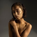 jfernad_femmevuefaceposantpeinturecorporelledoree_