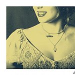 décolleté souriant