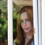 Regard troublant derrière la fenêtre