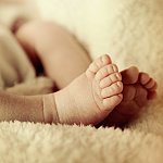 Photographie naissance, petits petons