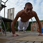 PHOTO EN POSITION DE POMPE TORSE NU