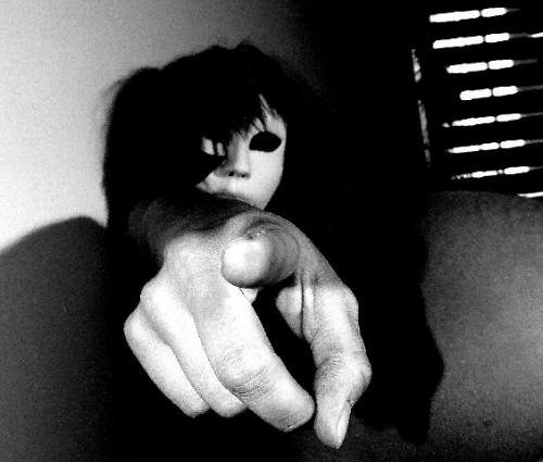 le masque montre du doigt