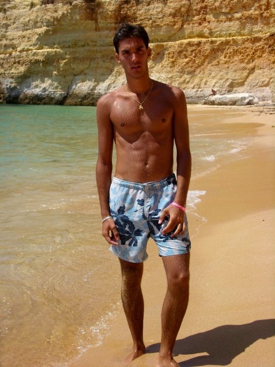 En pied, plage.
